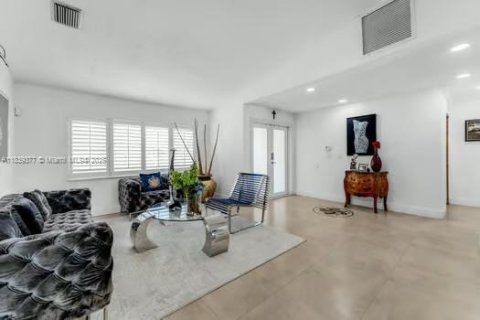 Villa ou maison à vendre à Miami, Floride: 4 chambres, 220.92 m2 № 1828680 - photo 8