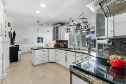 Villa ou maison à vendre à Miami, Floride: 4 chambres, 220.92 m2 № 1828680 - photo 10