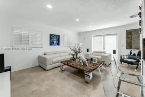 Villa ou maison à vendre à Miami, Floride: 4 chambres, 220.92 m2 № 1828680 - photo 11