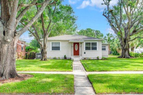 House in Saint Petersburg, Florida 3 bedrooms, 109.25 sq.m. № 1791714 - photo 1