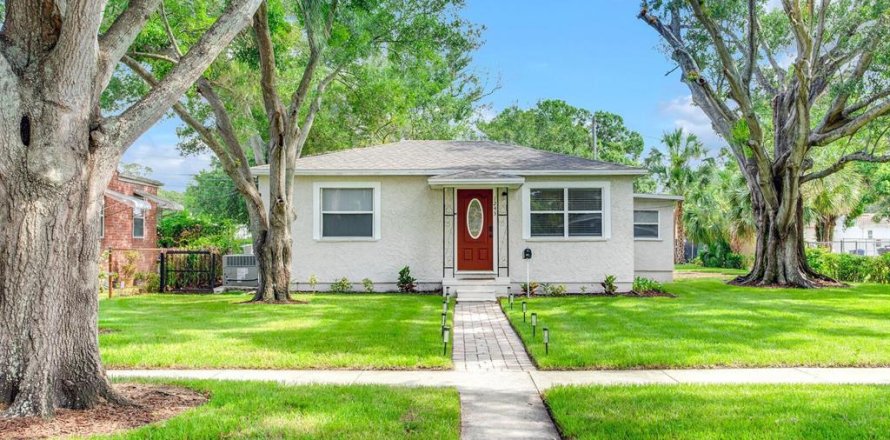 House in Saint Petersburg, Florida 3 bedrooms, 109.25 sq.m. № 1791714