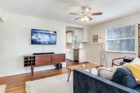House in Saint Petersburg, Florida 3 bedrooms, 109.25 sq.m. № 1791714 - photo 8