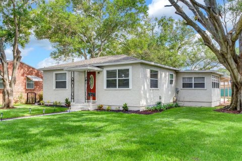 House in Saint Petersburg, Florida 3 bedrooms, 109.25 sq.m. № 1791714 - photo 3