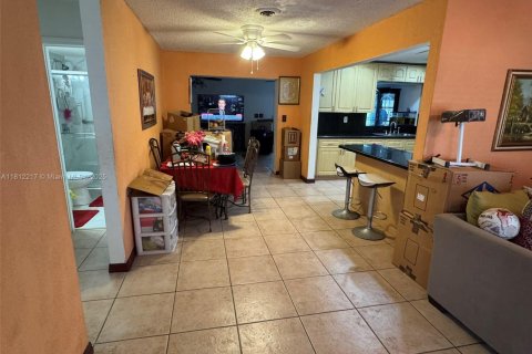 House in Miami Gardens, Florida 3 bedrooms, 212.93 sq.m. № 1758891 - photo 2
