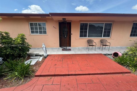 House in Miami Gardens, Florida 3 bedrooms, 212.93 sq.m. № 1758891 - photo 1