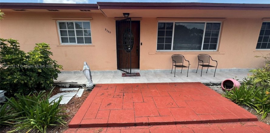 House in Miami Gardens, Florida 3 bedrooms, 212.93 sq.m. № 1758891