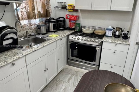 House in Miami Gardens, Florida 3 bedrooms, 212.93 sq.m. № 1758891 - photo 18