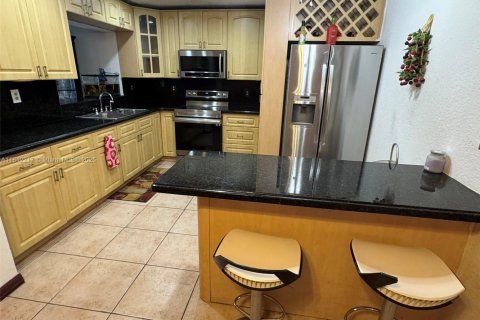 House in Miami Gardens, Florida 3 bedrooms, 212.93 sq.m. № 1758891 - photo 4