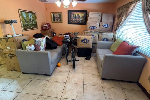 House in Miami Gardens, Florida 3 bedrooms, 212.93 sq.m. № 1758891 - photo 3