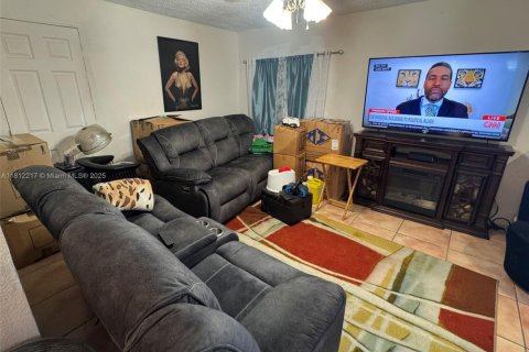 House in Miami Gardens, Florida 3 bedrooms, 212.93 sq.m. № 1758891 - photo 9