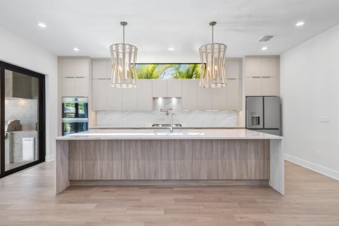 House in Tampa, Florida 5 bedrooms, 325.16 sq.m. № 1736632 - photo 7