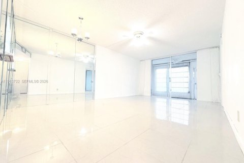 Condominio en venta en Sunrise, Florida, 2 dormitorios, 78.97 m2 № 2049452 - foto 2