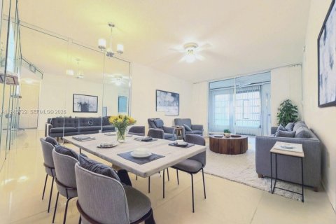 Condominio en Sunrise, Florida, 2 dormitorios  № 2049452