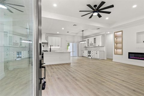 House in Spring Hill, Florida 4 bedrooms, 219.44 sq.m. № 2200040 - photo 17