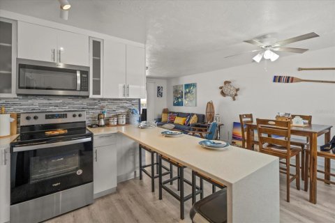 Condo in New Smyrna Beach, Florida, 1 bedroom  № 1915254 - photo 2