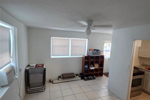 House in Saint Petersburg, Florida 3 bedrooms, 95.13 sq.m. № 2410534 - photo 5