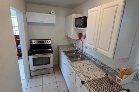 House in Saint Petersburg, Florida 3 bedrooms, 95.13 sq.m. № 2410534 - photo 4