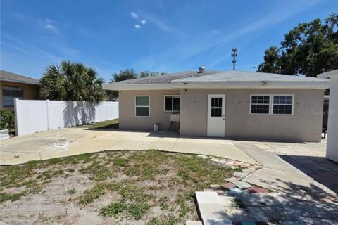 House in Saint Petersburg, Florida 3 bedrooms, 95.13 sq.m. № 2410534