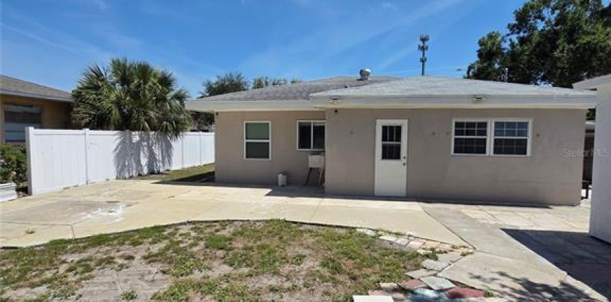 House in Saint Petersburg, Florida 3 bedrooms, 95.13 sq.m. № 2410534