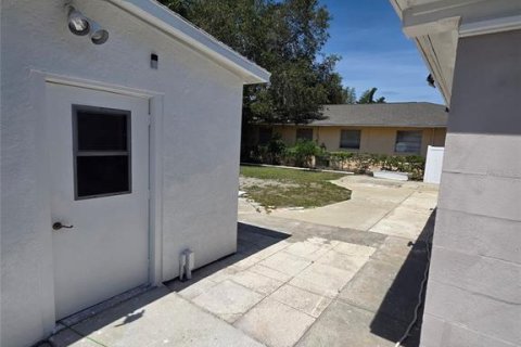 House in Saint Petersburg, Florida 3 bedrooms, 95.13 sq.m. № 2410534 - photo 2