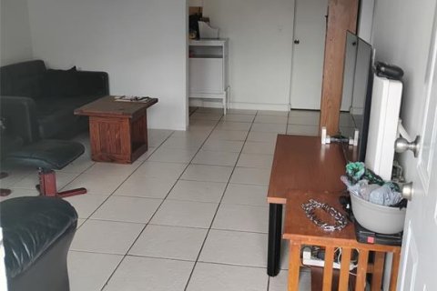 House in Saint Petersburg, Florida 3 bedrooms, 95.13 sq.m. № 2410534 - photo 3