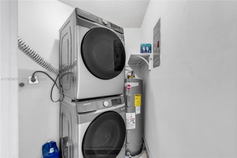 Снять в аренду кондоминиум в Майами, Флорида 2 спальни, 92.9м2, № 2008027 - фото 18