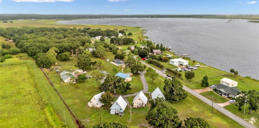 Immobilier commercial à Frostproof, Floride 15 chambres, 548.87 m2 № 1910887