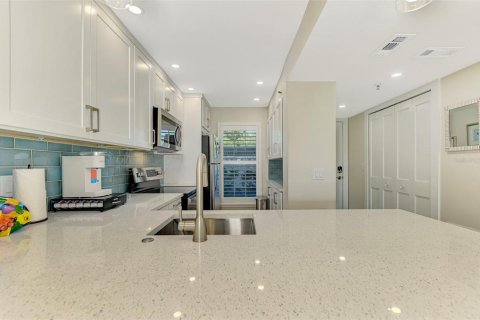 Condo in Venice, Florida, 2 bedrooms  № 1561706 - photo 16