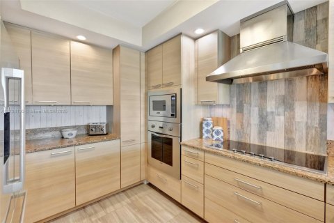 Condo in Pompano Beach, Florida, 2 bedrooms  № 2015938 - photo 7