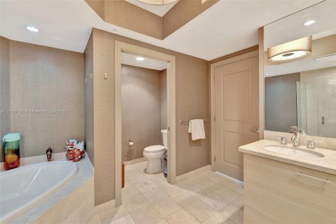 Condo in Pompano Beach, Florida, 2 bedrooms  № 2015938 - photo 24