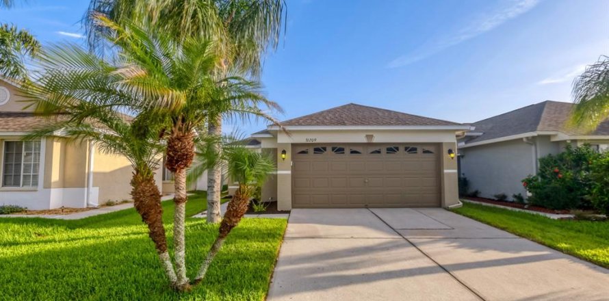 House in Wesley Chapel, Florida 3 bedrooms, 117.52 sq.m. № 2210036