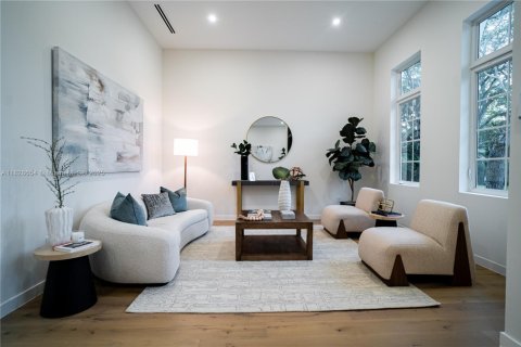 House in Miami, Florida 6 bedrooms, 530.47 sq.m. № 1800696 - photo 17