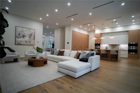 House in Miami, Florida 6 bedrooms, 530.47 sq.m. № 1800696 - photo 13