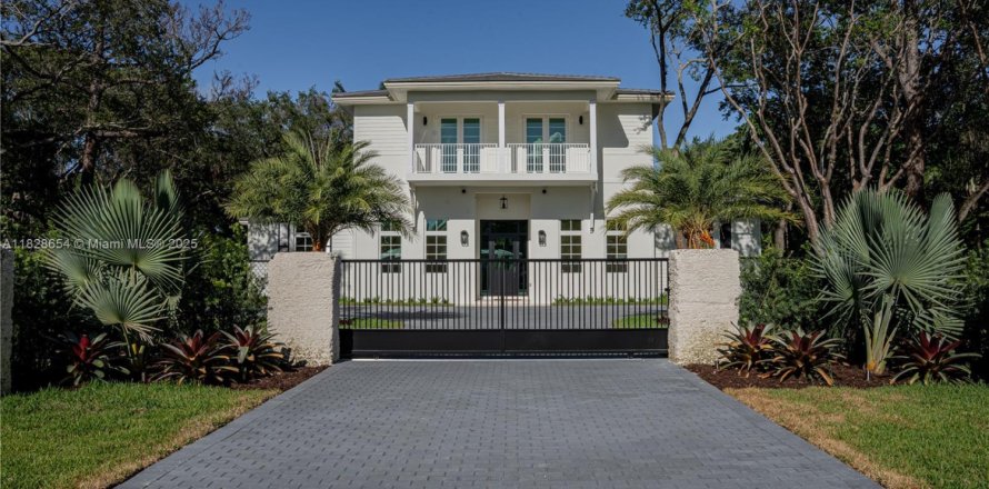 House in Miami, Florida 6 bedrooms, 530.47 sq.m. № 1800696
