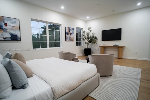 House in Miami, Florida 6 bedrooms, 530.47 sq.m. № 1800696 - photo 23