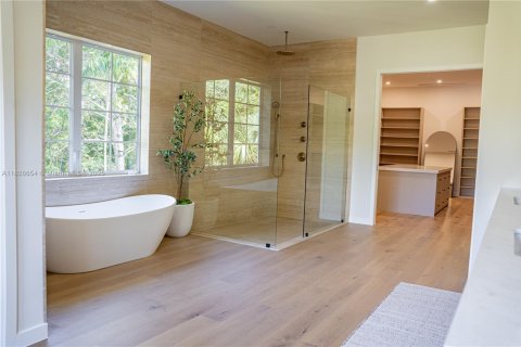 House in Miami, Florida 6 bedrooms, 530.47 sq.m. № 1800696 - photo 4