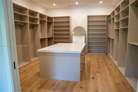 House in Miami, Florida 6 bedrooms, 530.47 sq.m. № 1800696 - photo 3