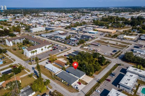Commercial property in Fort Myers, Florida 108.7 sq.m. № 2004197 - photo 5
