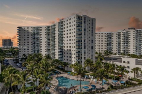 Copropriété à vendre à Hollywood, Floride: 1 chambre, 99.41 m2 № 1982281 - photo 1