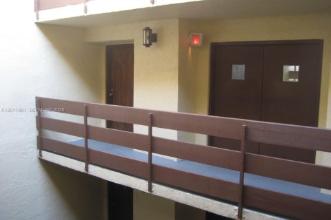 Copropriété à louer à Miami, Floride: 2 chambres, 111.48 m2 № 2075053 - photo 14