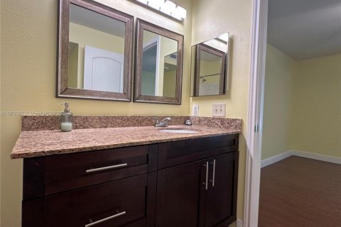 Condo in Oakland Park, Florida, 2 bedrooms  № 1944907 - photo 24