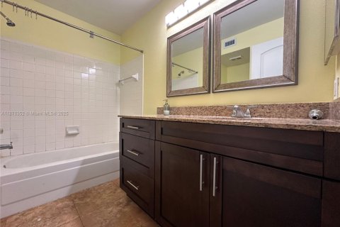Condo in Oakland Park, Florida, 2 bedrooms  № 1944907 - photo 23