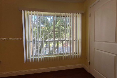 Condo in Oakland Park, Florida, 2 bedrooms  № 1944907 - photo 17