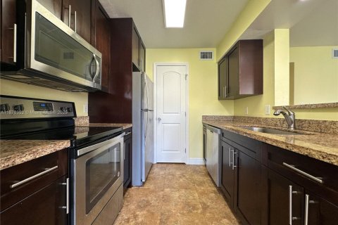 Condo in Oakland Park, Florida, 2 bedrooms  № 1944907 - photo 14