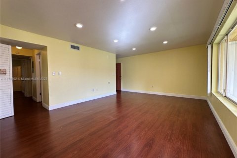 Condo in Oakland Park, Florida, 2 bedrooms  № 1944907 - photo 9
