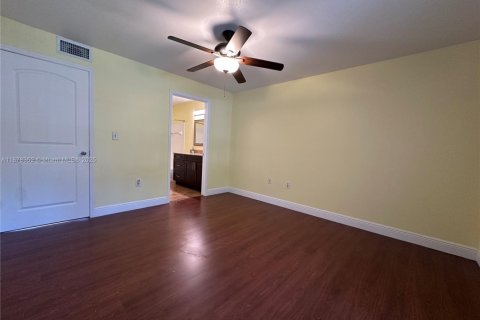 Condo in Oakland Park, Florida, 2 bedrooms  № 1944907 - photo 22