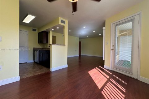 Condo in Oakland Park, Florida, 2 bedrooms  № 1944907 - photo 13