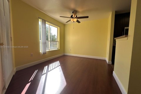 Condo in Oakland Park, Florida, 2 bedrooms  № 1944907 - photo 10