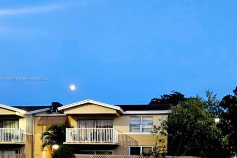Apartamento en alquiler en Doral, Florida, 2 dormitorios, 98.48 m2 № 1953664 - foto 2