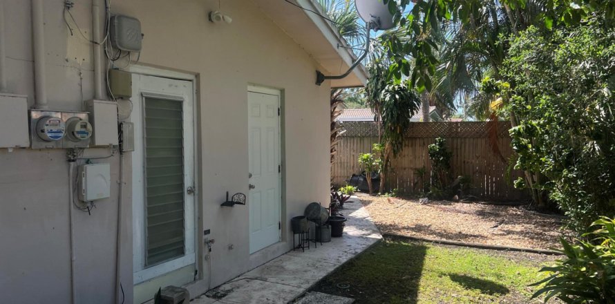Commercial property in Lighthouse Point, Florida 330.45 sq.m. № 1103229